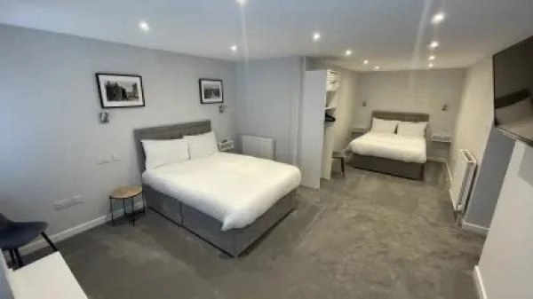 Airlie Arms Hotel
